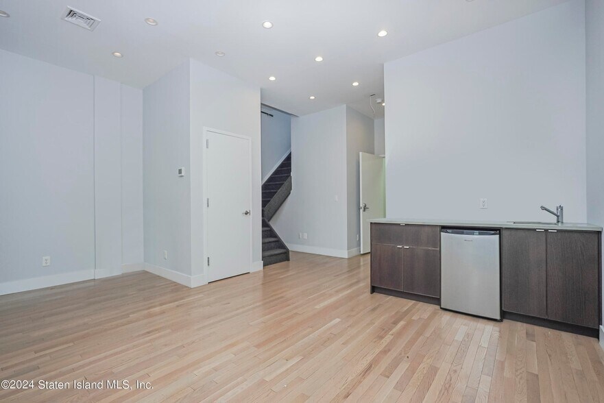 More Photos Of 144 Mcclean Ave, Staten Island Office For Lease