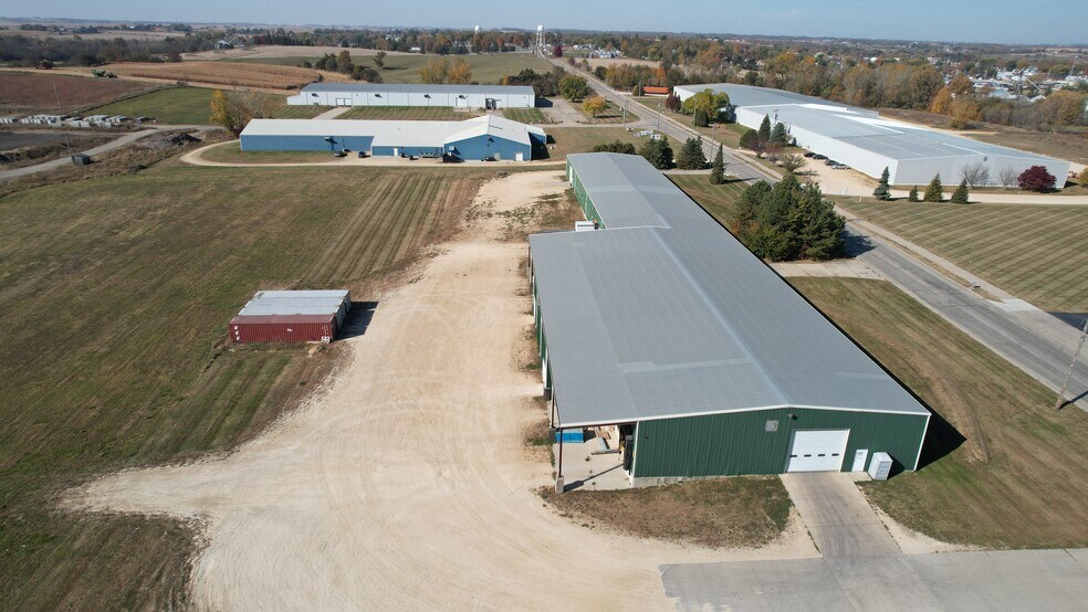 More Photos Of 1205 E Summit St, Maquoketa Warehouse For Lease