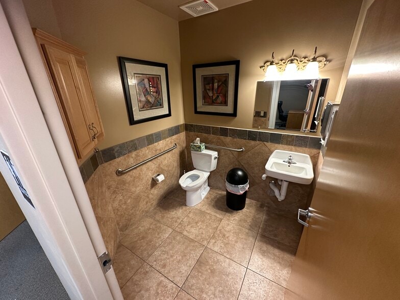 More Photos Of 5533 E Bell Rd, Scottsdale Office For Sale