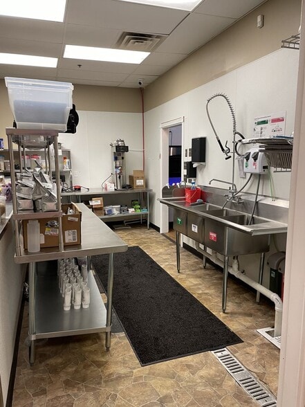 More Photos Of 1370 Veterans Pky, Clarksville Restaurant For Lease