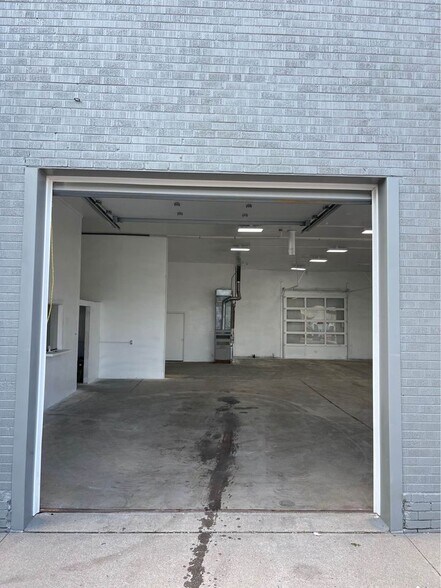 More Photos Of 210 Chestnut St, Sterling Showroom For Lease