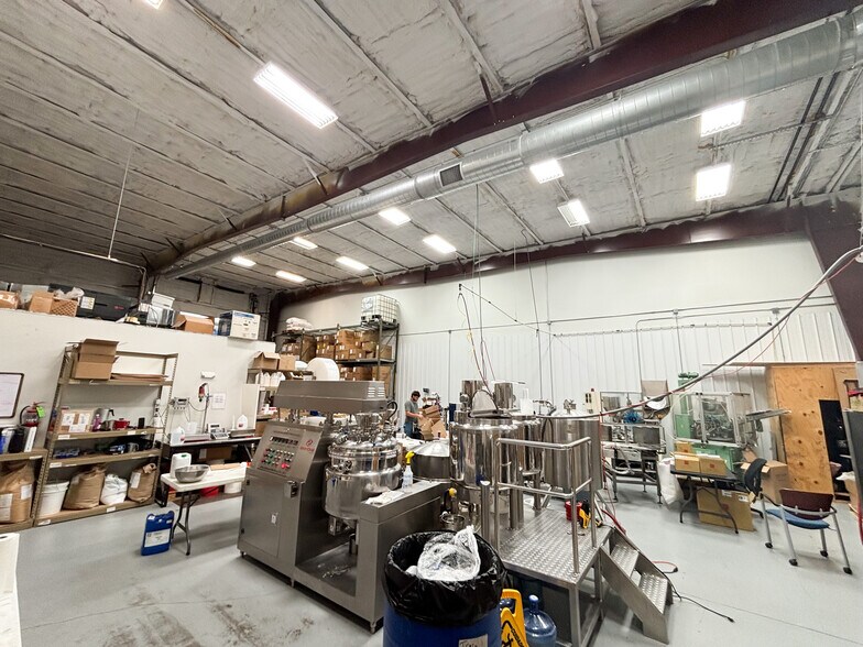 More Photos Of 4173 N 20th St, Ozark Warehouse For Lease