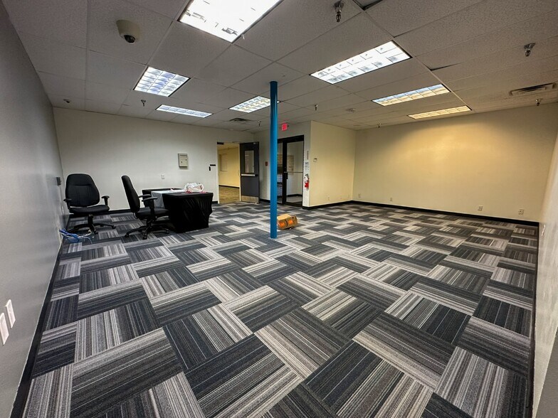 More Photos Of 806 Willowcreek Dr, Jacksonville Warehouse For Lease