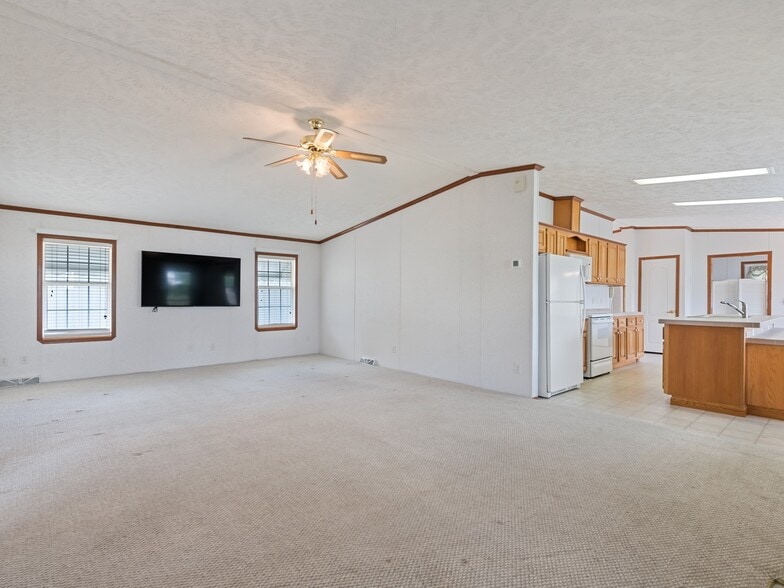 More Photos Of 25 Lester Ln, Waynesville Flex For Sale