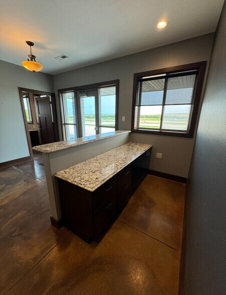 More Photos Of 2976 73rd St, Atkins Flex For Lease