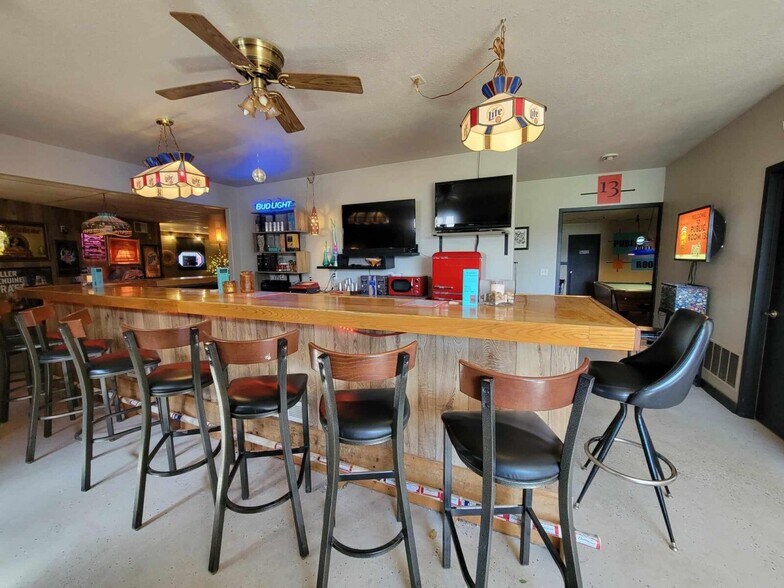 More Photos Of 1313 W Cherry St, Vermillion Hotel For Sale