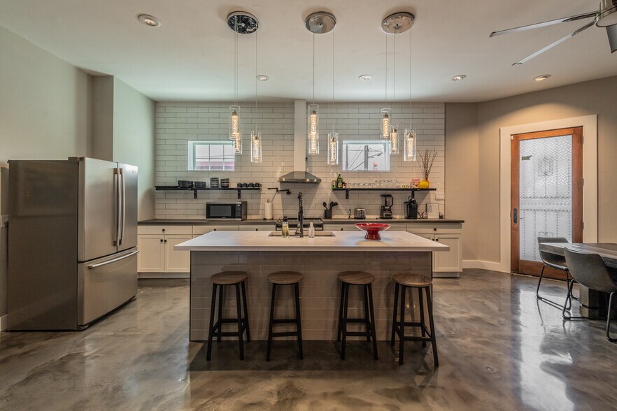 More Photos Of 630 S Walters, San Antonio Freestanding For Sale