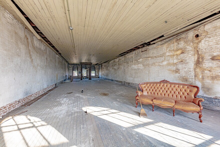 More Photos Of 111 7th St, Shiner Storefront For Sale