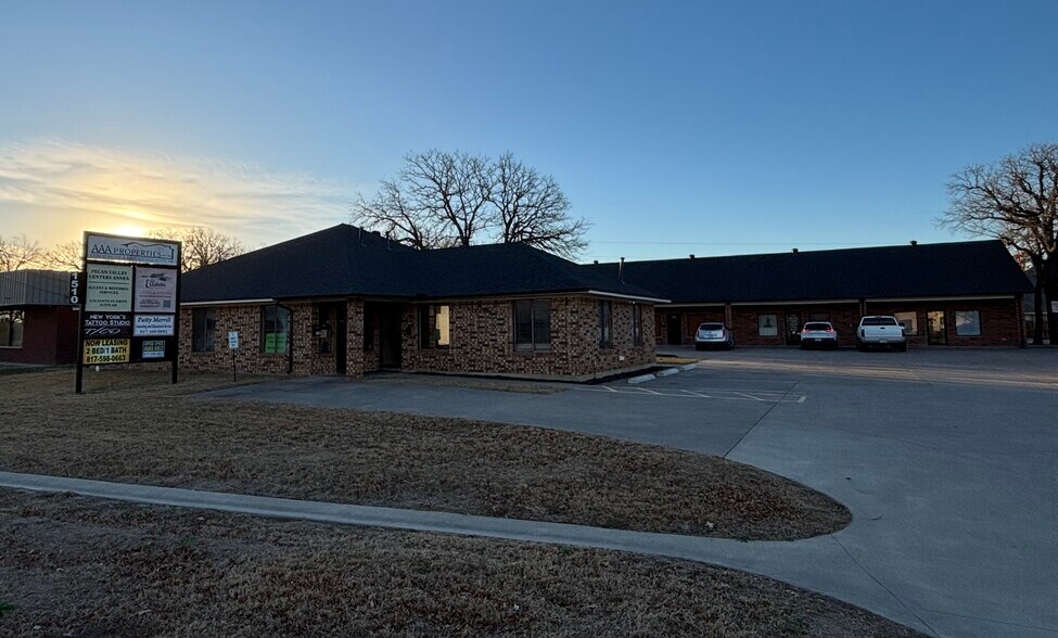 Primary Photo Of 1510 Santa Fe Dr, Weatherford Medical For Lease
