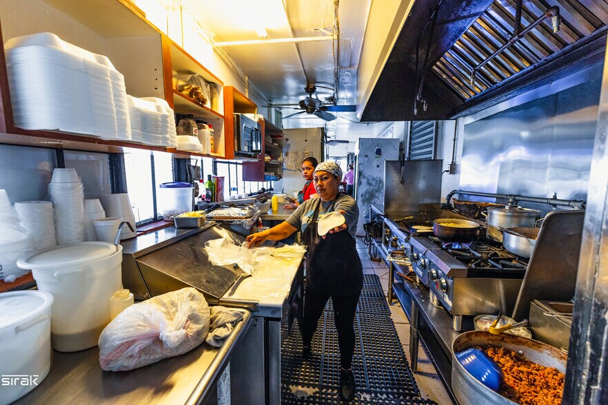 More Photos Of 900-950 NW 36th St, Miami Storefront Retail Office For Sale