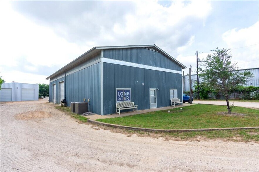 More Photos Of 10509 Old Manchaca Rd, Austin Warehouse For Lease