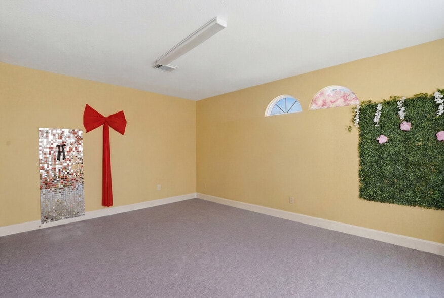 More Photos Of 13700 Lakewood Forest Dr, Houston Office For Sale