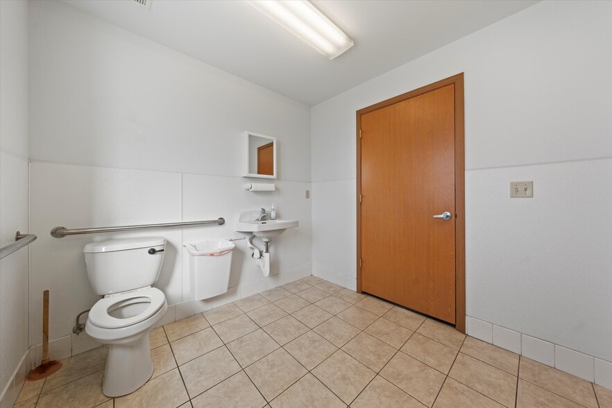 More Photos Of 720 E 3rd Ave, Moses Lake Manufacturing For Sale