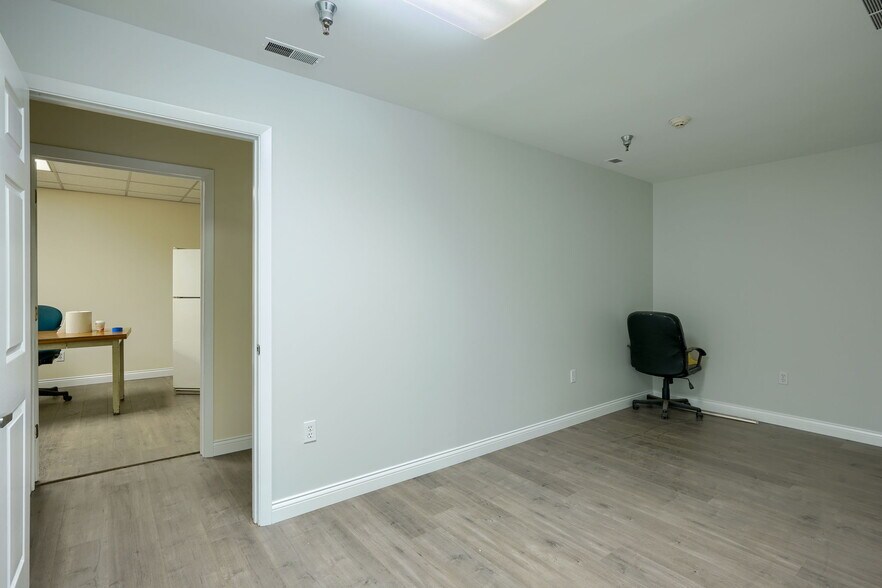 More Photos Of 30-31 S Sycamore St, Springfield Service For Sale