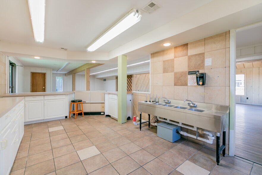 More Photos Of 1116 W Highway 76, Branson General Retail For Lease