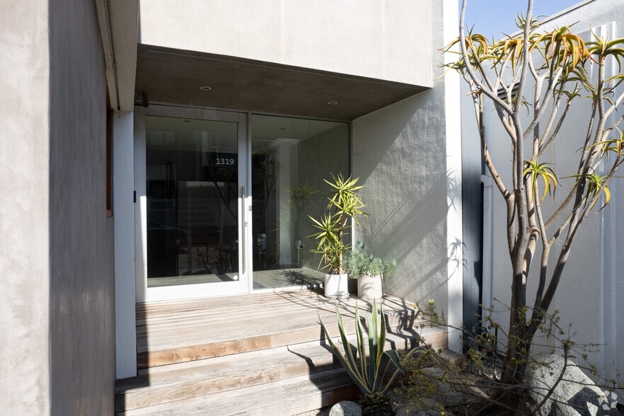 More Photos Of 1319 Abbot Kinney Blvd, Venice Loft Creative Space For Lease
