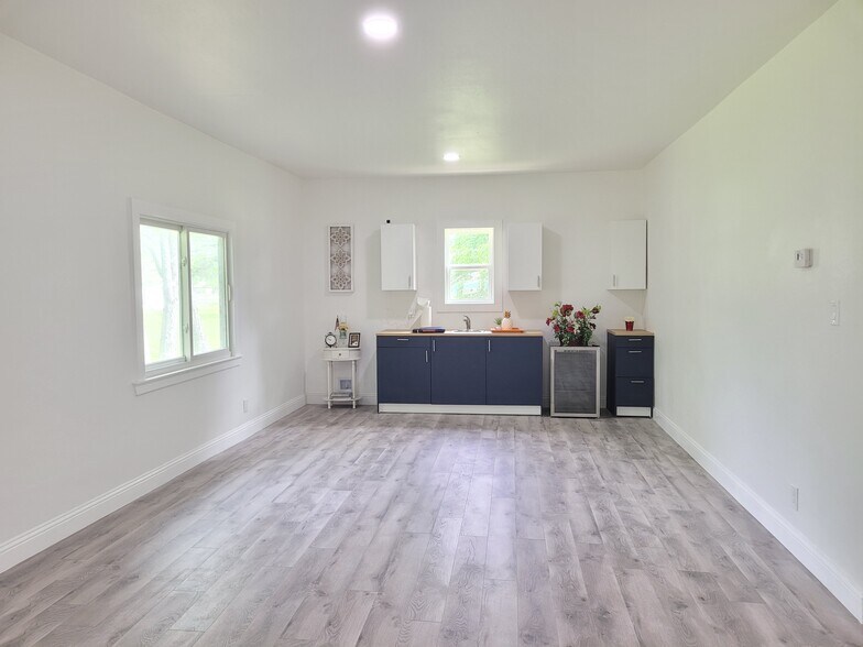 More Photos Of 802 E Broad St, Forney Office For Sale