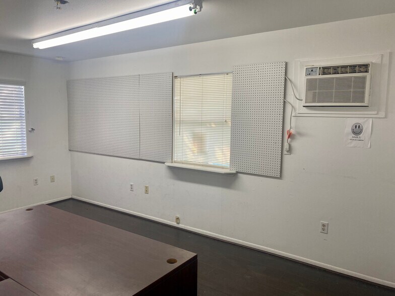 More Photos Of 424 Grand Ave, Bacliff Office For Sale