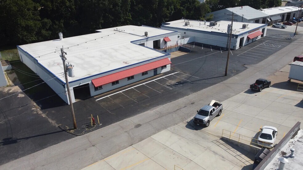 More Photos Of 1433 W Lark Industrial Dr, Fenton Warehouse For Sale