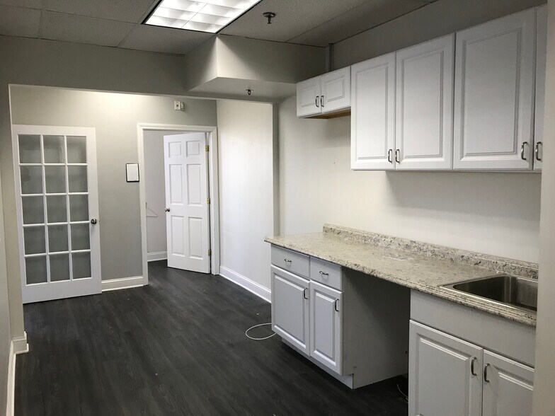 More Photos Of 19 Willard Rd, Norwalk Warehouse For Lease