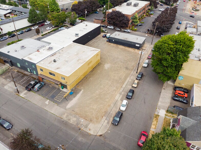More Photos Of NW Corner of SE 9th and SE Ash Street ave, Portland Land For Lease