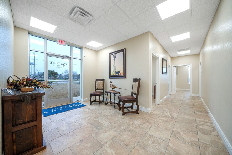 More Photos Of 200 N Yule Ave, Charlotte Office For Sale