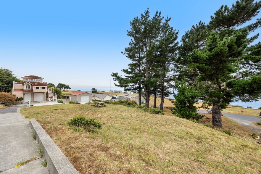 More Photos Of 129 Lower Pacific Dr, Whitethorn General Retail For Sale
