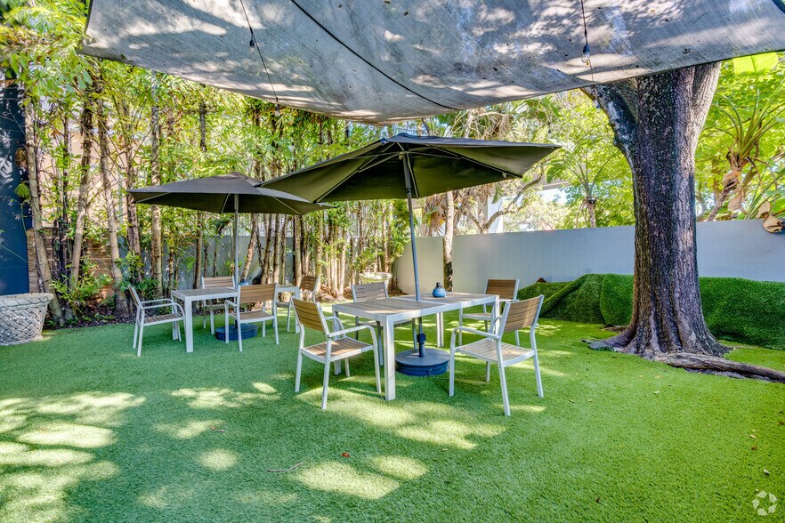 More Photos Of 6330 Manor Ln, South Miami Office For Lease