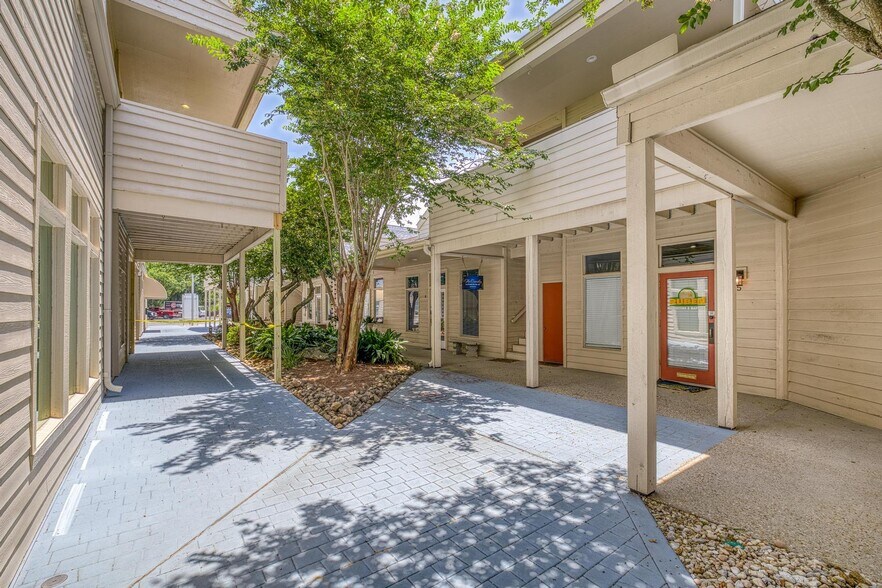 More Photos Of 913 Gulf Breeze Pky, Gulf Breeze Storefront Retail Office For Sale