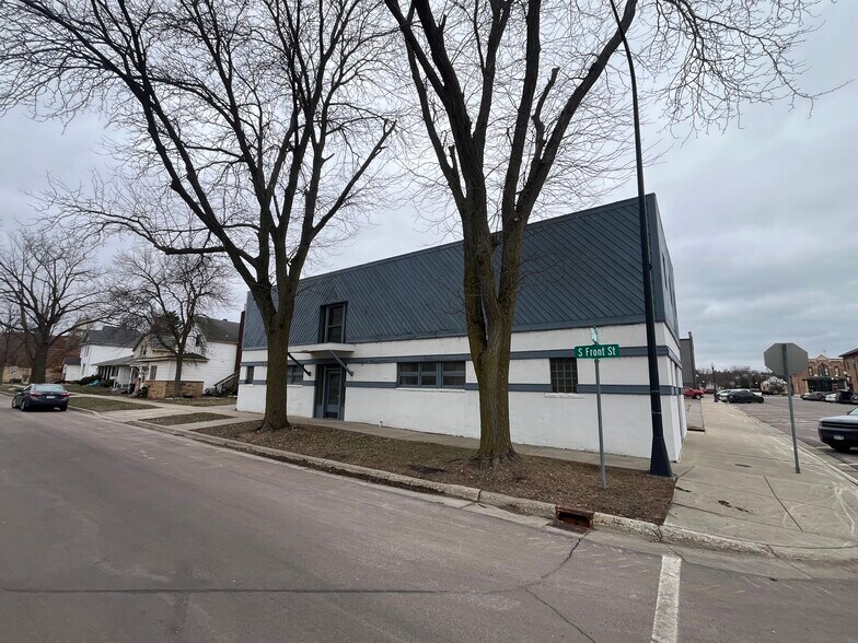 More Photos Of 400 S Front St, Saint Peter Unknown For Lease