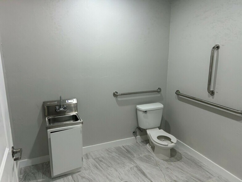 More Photos Of 828 SW 66th St, Oklahoma City Medical For Sale