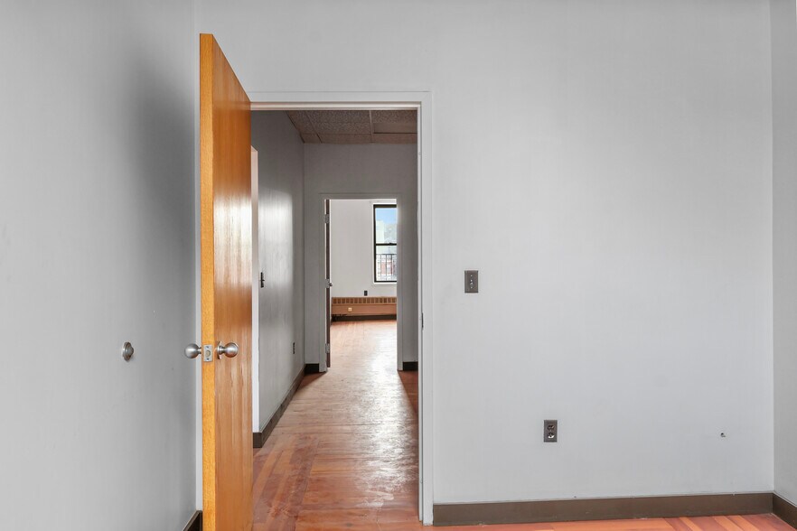 More Photos Of 17 Market St, Poughkeepsie Office For Sale