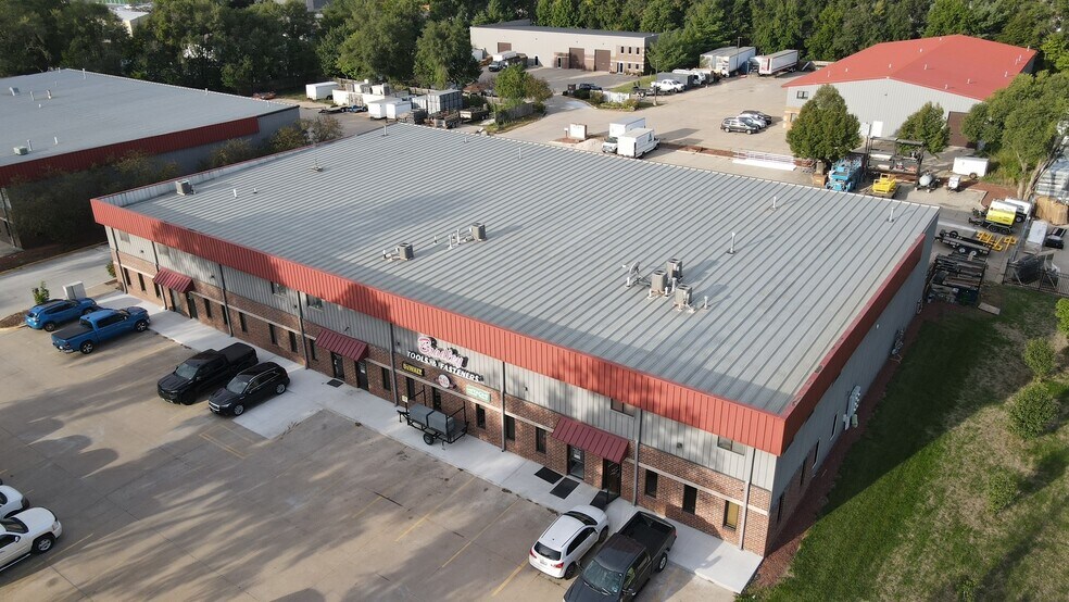 More Photos Of 6250 NW Beaver Dr, Johnston Warehouse For Lease