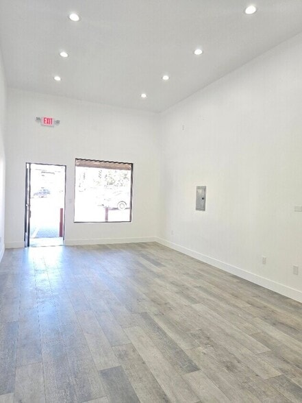 More Photos Of 4050 La Crescenta Ave, Montrose Storefront For Lease