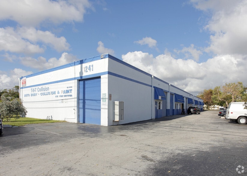 Primary Photo Of 1241-1251 N Dixie Hwy, Pompano Beach Warehouse For Lease