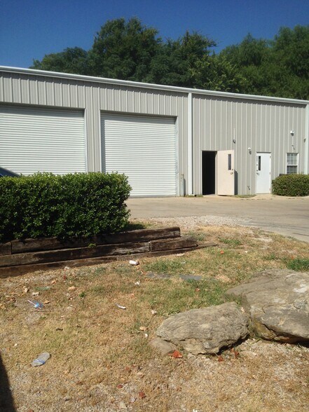 More Photos Of 6901 Maple Ave, Dallas Warehouse For Lease