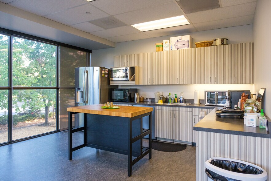 More Photos Of 805 Broadway St, Vancouver Office For Lease