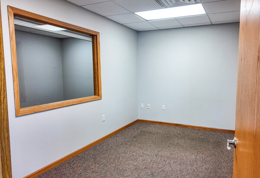 More Photos Of 4201 W 12th St, Sioux Falls Flex For Lease
