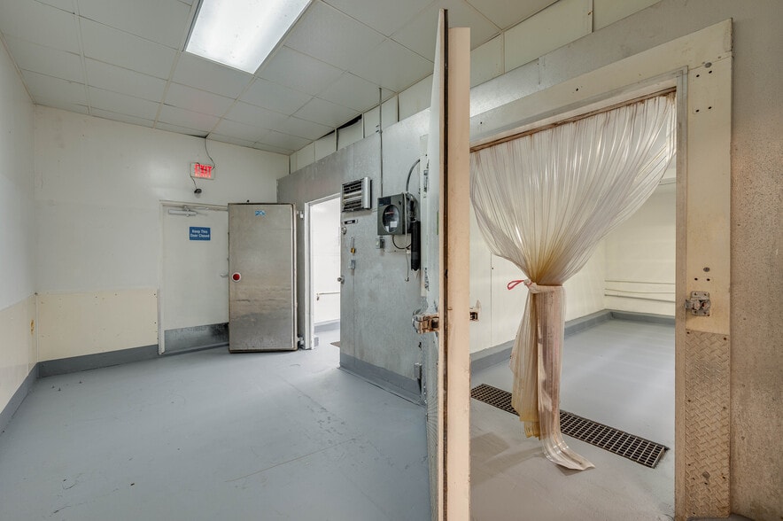 More Photos Of 174 NW 9th ave, Mulberry Distribution For Sale