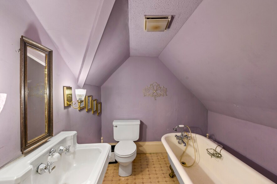 More Photos Of 202 N Newsom St, Mineola General Retail For Sale