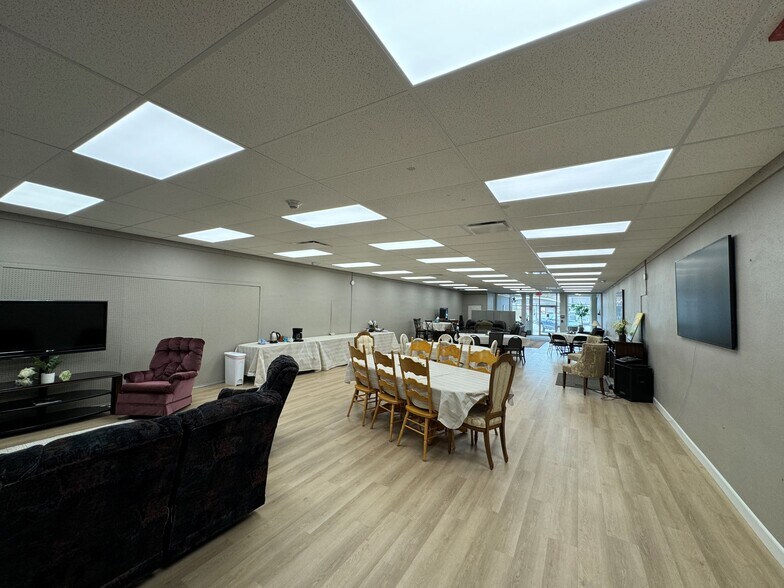 More Photos Of 112 NW 2nd Ave, Mandan Storefront Retail Residential For Lease