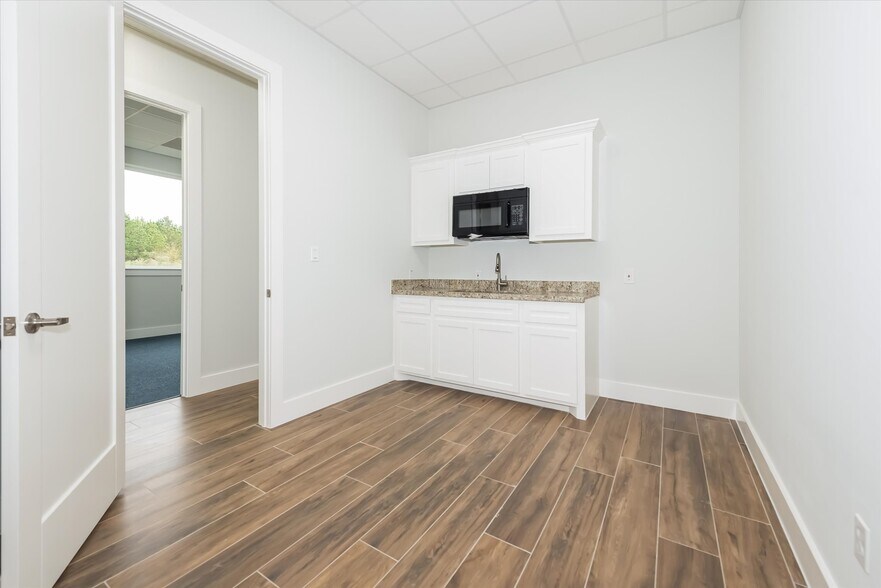 More Photos Of 14547 Lake Business Dr, Conroe Medical For Sale