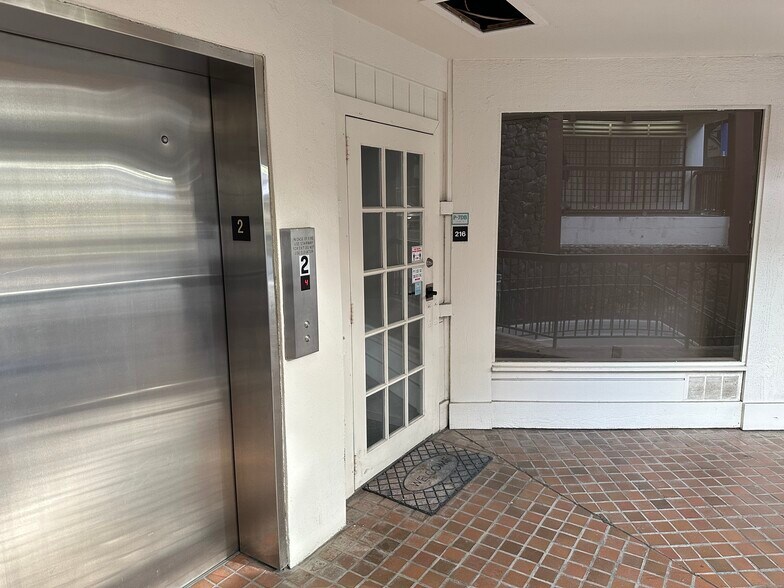 More Photos Of 438-444 Hobron Ln, Honolulu Office For Lease