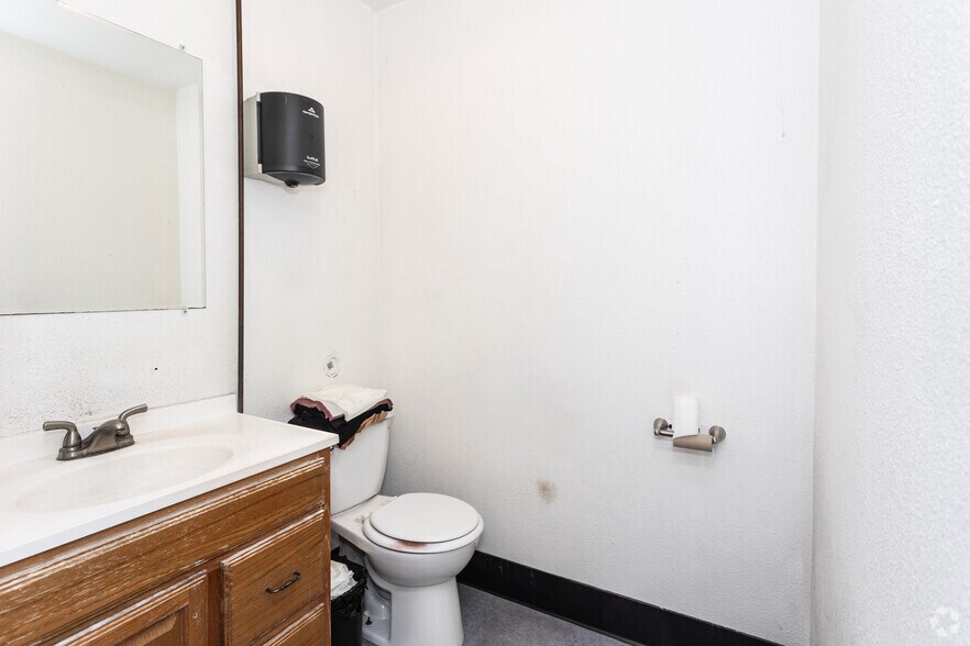 More Photos Of 4444 Union Pacific Ave, Commerce Warehouse For Sale