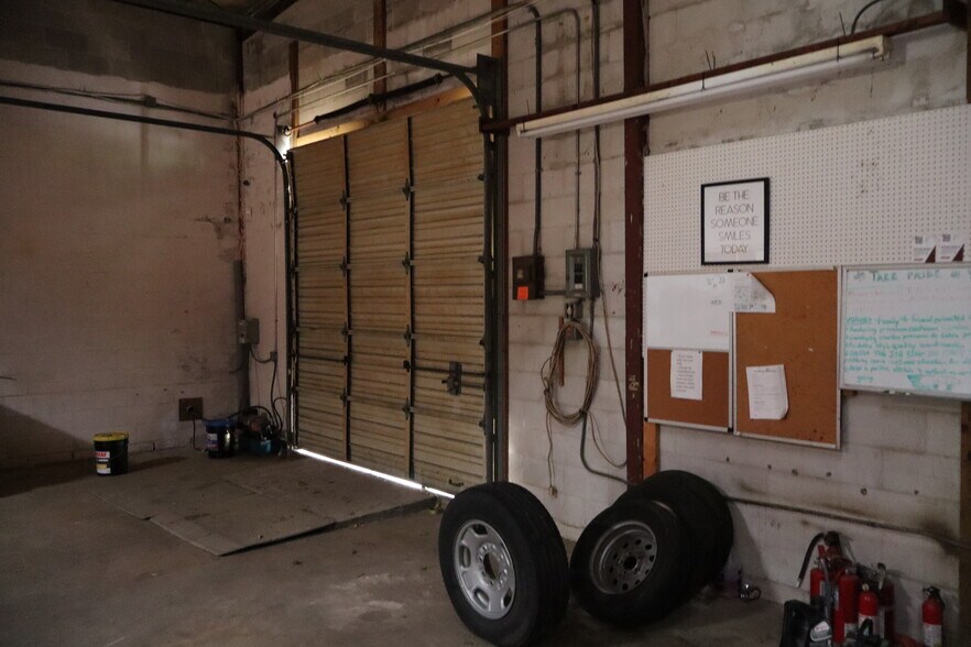 More Photos Of 3485 S Monroe St, Tallahassee Showroom For Lease