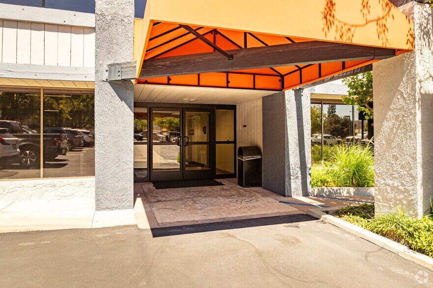 More Photos Of 699 Hampshire Rd, Westlake Village Office For Lease