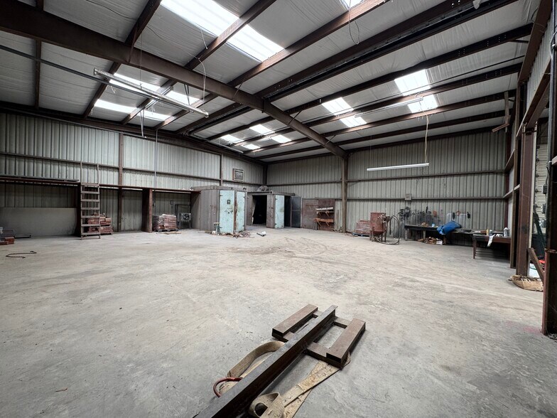 More Photos Of 1208 S Chestnut St, Lufkin Showroom For Sale