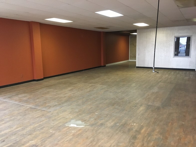 More Photos Of 2006 50th St, Lubbock Flex For Lease