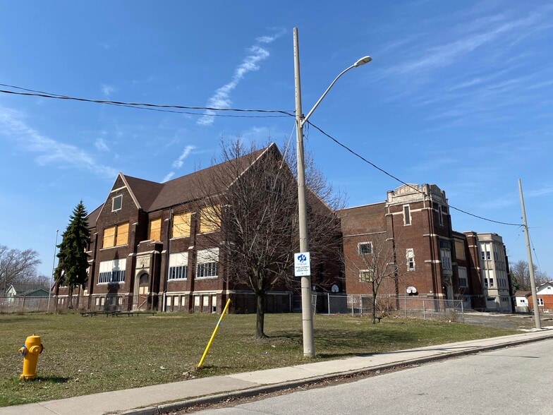 More Photos Of 1556 Wyandotte St W, Windsor Schools For Sale
