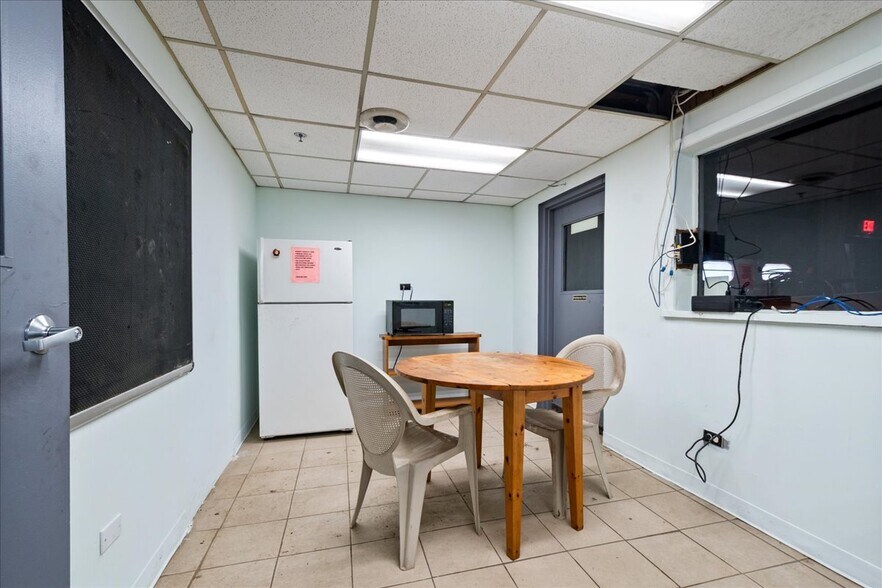 More Photos Of 310 W 162nd St, South Holland Manufacturing For Lease